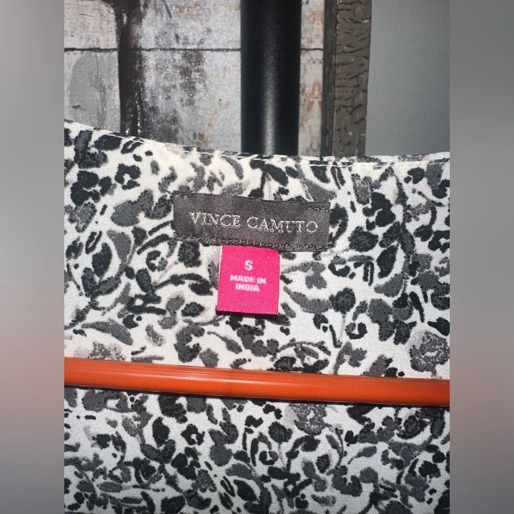 EUC Vince Camuto Size Small Women's Black, Gray and White Patterned‎ Top